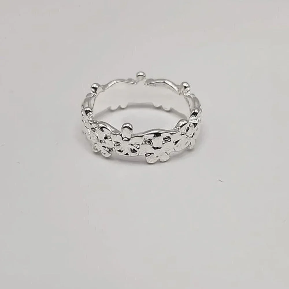 Simple Silver‎ Flower Ring Size 8 (NWOT)